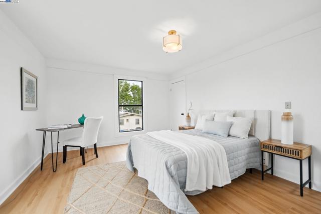1572 Lincoln Ave, Alameda CA: https://media.crmls.org/mediaz/c34fbe45-5fff-4395-bb34-a9f1b41cbb19.jpg