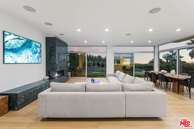 5738 Busch Drive, Malibu CA: https://media.crmls.org/mediaz/c3501eac-5455-428a-92c7-09462e95cbf8.jpg