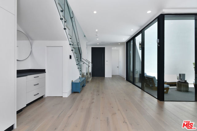 5316 Lennox, Sherman Oaks CA: https://media.crmls.org/mediaz/c351332c-5b00-4372-a1c2-688910a3814f.jpg