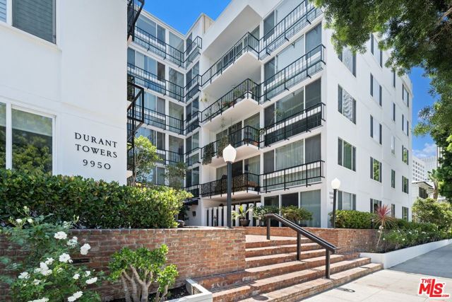 9950 Durant Drive, Beverly Hills CA: https://media.crmls.org/mediaz/c35264a5-1afa-435b-9f86-87b8c20de0c9.jpg