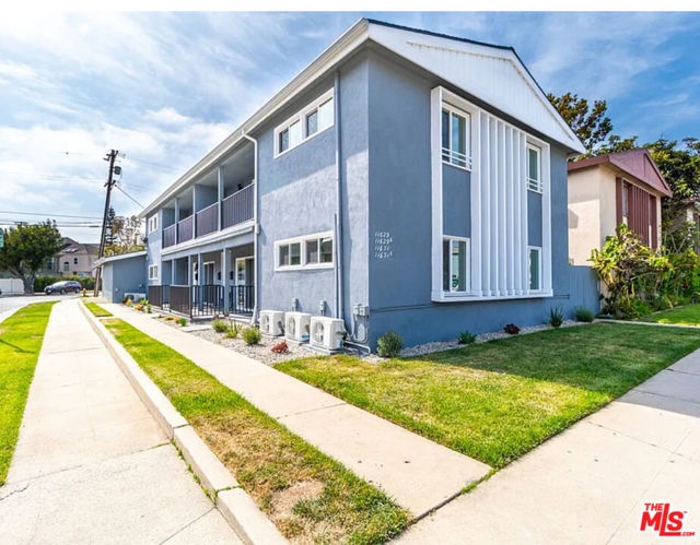 11629 1/2 Gateway Boulevard, West Los Angeles CA: https://media.crmls.org/mediaz/c353adf5-ed2a-4f41-9364-aa751a1bb64d.jpg