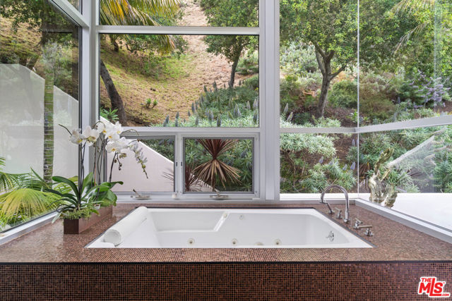 2207 Bowmont Drive, Beverly Hills CA: https://media.crmls.org/mediaz/c3552f33-35e6-464d-b041-bea623aaaafd.jpg
