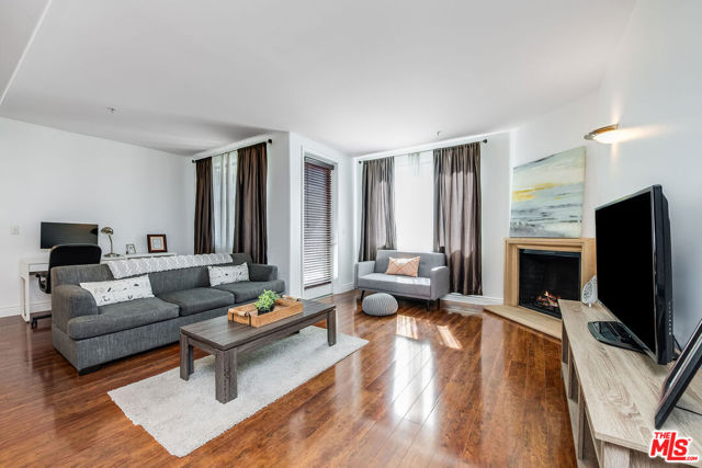 4724 Kester Avenue, Sherman Oaks CA: https://media.crmls.org/mediaz/c3554213-b5a1-4497-936d-bb5495234da4.jpg