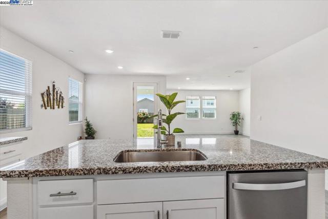 946 Osprey Dr, Lathrop CA: https://media.crmls.org/mediaz/c3557e3e-2043-429a-a2df-699e0a13eecd.jpg