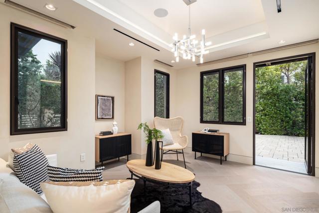 6005 La Jolla Scenic Dr S, La Jolla CA: https://media.crmls.org/mediaz/c355e2c7-548a-478e-bcc6-b25226a8bf51.jpg