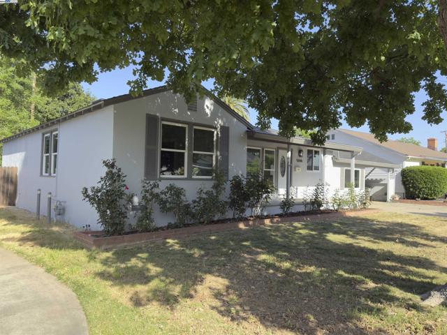 2809 Avalon Dr, Sacramento CA: https://media.crmls.org/mediaz/c356da1b-7ac2-4161-b32f-74370ec2b4b8.jpg