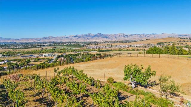 4116 Ashford Circle, Hollister CA: https://media.crmls.org/mediaz/c35710cd-bcc2-4748-92c6-99420d19bd4d.jpg