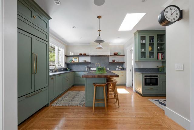 827 Walnut Avenue, Burlingame CA: https://media.crmls.org/mediaz/c35744c7-a92d-45f0-a815-f4510c1962d4.jpg