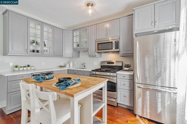 4395 Piedmont Ave, Oakland CA: https://media.crmls.org/mediaz/c357d7ce-0ff3-49db-a2da-e5e8af37456f.jpg