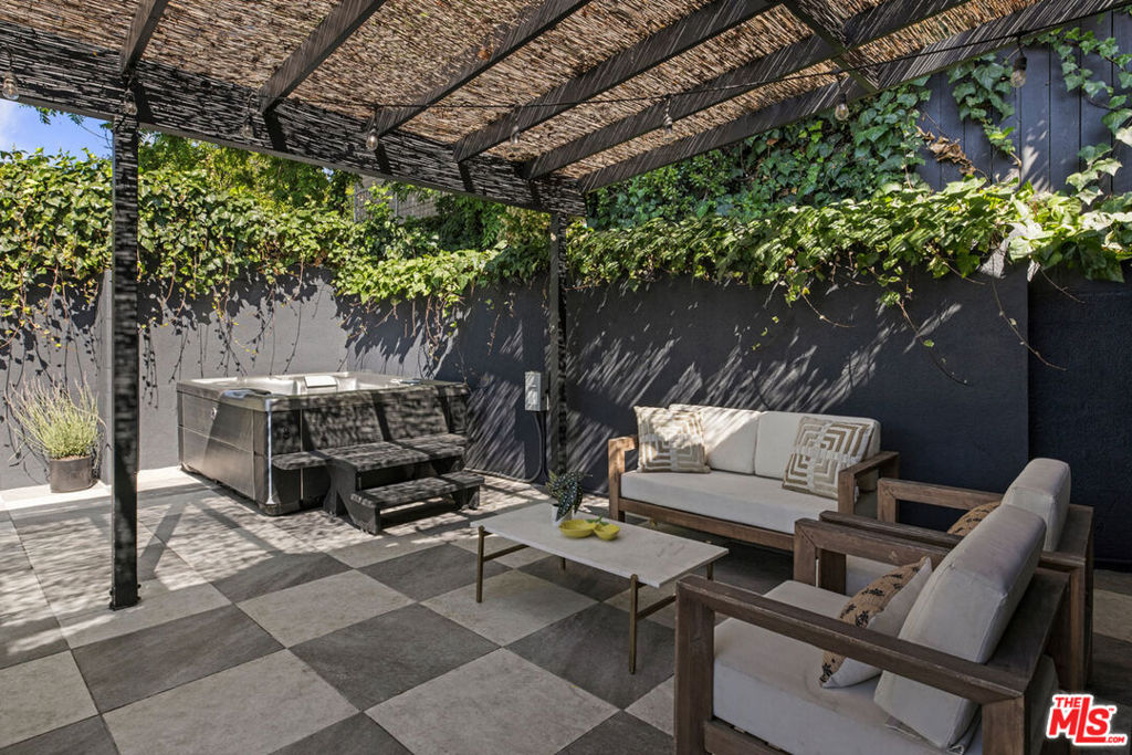 https://media.crmls.org/mediaz/c35899f5-a415-444d-9011-1d86551ae672.jpg?preset=X-Large