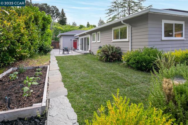 1100 Hillcrest Dr, Lafayette CA: https://media.crmls.org/mediaz/c3599477-6330-4d72-a85c-cb916ea7337d.jpg