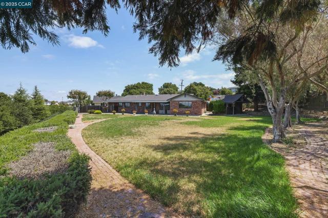 801 Laurel Ct, Rodeo CA: https://media.crmls.org/mediaz/c3599e3e-a83a-4bb7-81ff-9c21f0265c13.jpg