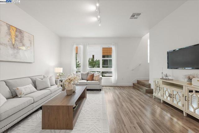 7906 Regional Cmn, Dublin CA: https://media.crmls.org/mediaz/c35a01a7-a04f-4926-968a-666058766ebe.jpg