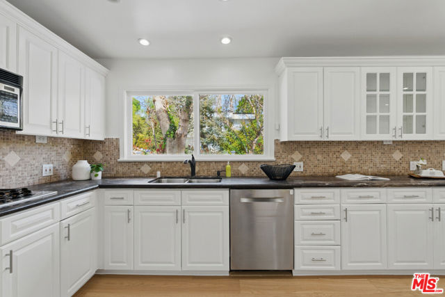 5220 Melvin Avenue, Tarzana CA: https://media.crmls.org/mediaz/c35a070d-e2b5-4faf-8e19-3f05a0a68f7a.jpg