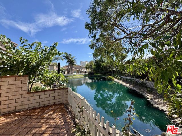 7756 Sailboat Circle, Huntington Beach CA: https://media.crmls.org/mediaz/c35a23a5-878e-4779-96a2-3fc122bcb92d.jpg