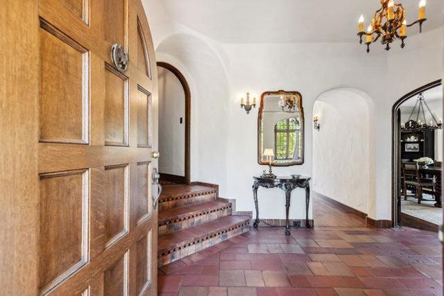 2307 Easton Drive, Burlingame CA: https://media.crmls.org/mediaz/c35aaeed-65b2-4567-9ad4-f11bcce41818.jpg