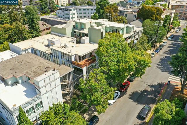 193 Montecito, Oakland CA: https://media.crmls.org/mediaz/c35aec4a-93a3-4bcc-ad90-9bb95bffa1eb.jpg