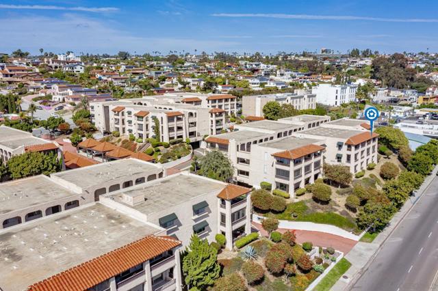2540 Clairemont Dr, San Diego CA: https://media.crmls.org/mediaz/c35b05b1-79fa-4882-a408-e106e240f03c.jpg