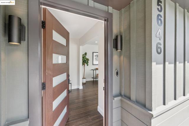 5646 Thornhill Dr, Oakland CA: https://media.crmls.org/mediaz/c35b2a0f-1ea8-43a3-9096-e65c685e2d7e.jpg