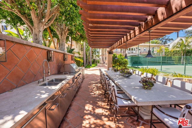 812 N BEDFORD Drive, Beverly Hills CA: https://media.crmls.org/mediaz/c35ba0c0-ed52-4106-90a5-a91e40e6ae44.jpg