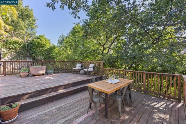 40 Las Palomas, Orinda CA: https://media.crmls.org/mediaz/c35beff4-eb15-41ea-8525-ce2268486067.jpg