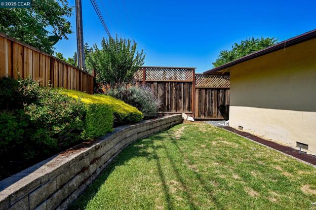 1236 Sherlock Way, Concord CA: https://media.crmls.org/mediaz/c35ce1ee-f012-48ba-97ec-49eac86298c7.jpg