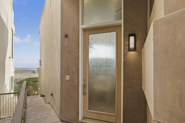 3629 Ocean Drive, Oxnard CA: https://media.crmls.org/mediaz/c35d6270-7243-4594-9afc-7982bc42fe50.jpg