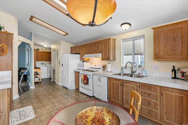 Detail Gallery Image 13 of 39 For 2280 E Valley Pkwy #4,  Escondido,  CA 92027 - 2 Beds | 2 Baths