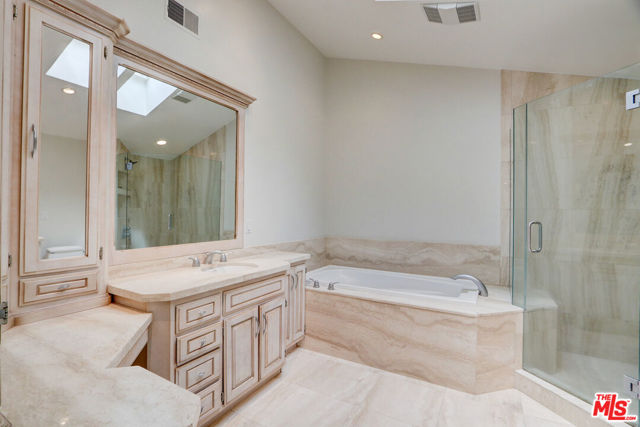 16314 Meadowridge Road, Encino CA: https://media.crmls.org/mediaz/c35e676f-2bdc-4bfe-96b6-d14a3b51c20a.jpg