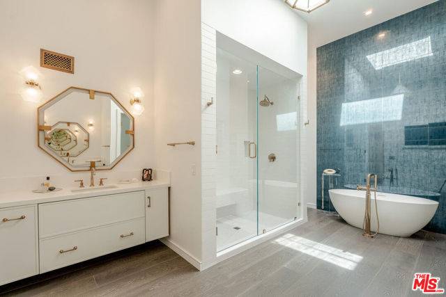 10100 Empyrean Way, Los Angeles CA: https://media.crmls.org/mediaz/c35e6ec2-cf2c-4a18-8065-9ccf0985abb4.jpg