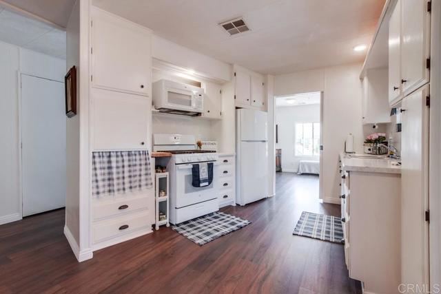 Detail Gallery Image 5 of 47 For 1120 E Mission Road #27,  Fallbrook,  CA 92028 - 2 Beds | 2 Baths