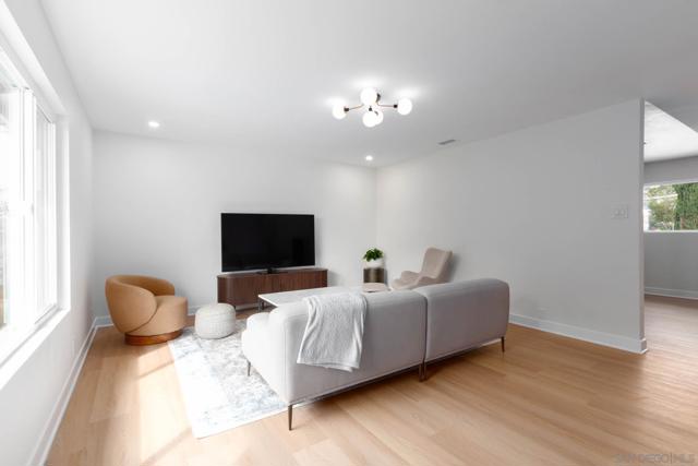 361 E Indian Rock Rd, Vista CA: https://media.crmls.org/mediaz/c35ef4c8-3b8c-408c-93ea-86474637bd45.jpg