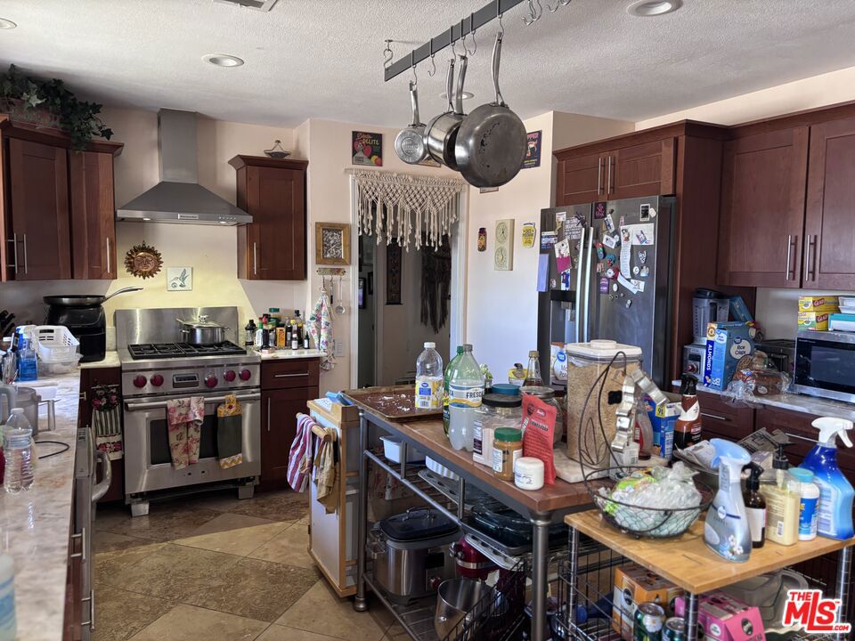 https://media.crmls.org/mediaz/c35f41a9-7063-45d8-8bb4-4c9cb3e6642a.jpg?preset=X-Large