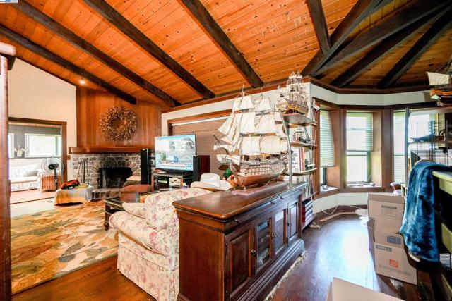 21 Red Rock Way, San Rafael CA: https://media.crmls.org/mediaz/c35f6e79-63f1-437f-b3ae-328d596aafeb.jpg
