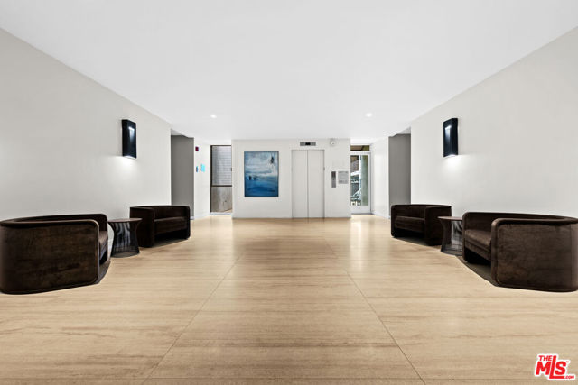 949 N Kings Road, West Hollywood CA: https://media.crmls.org/mediaz/c35fcf56-c245-4ae5-8409-ce94dcc6ceb1.jpg