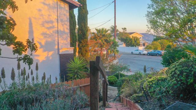 1682 Saddlehorn Drive, San Marcos CA: https://media.crmls.org/mediaz/c35fe398-f8e6-4df9-b7d9-7f8d93f54ec0.jpg