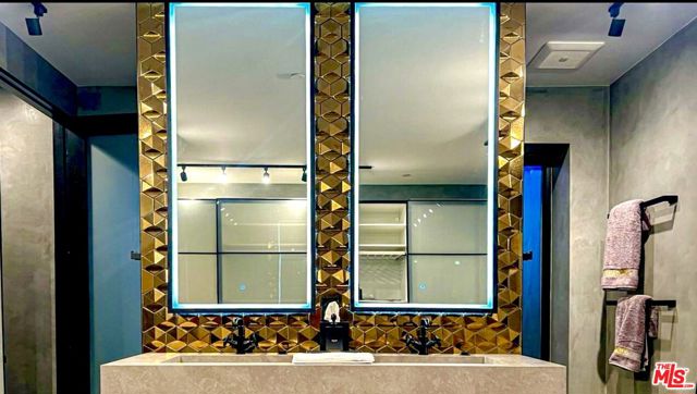 916 Roswell Avenue, Long Beach CA: https://media.crmls.org/mediaz/c360fc43-17e2-4db8-8e9e-640aa1165968.jpg