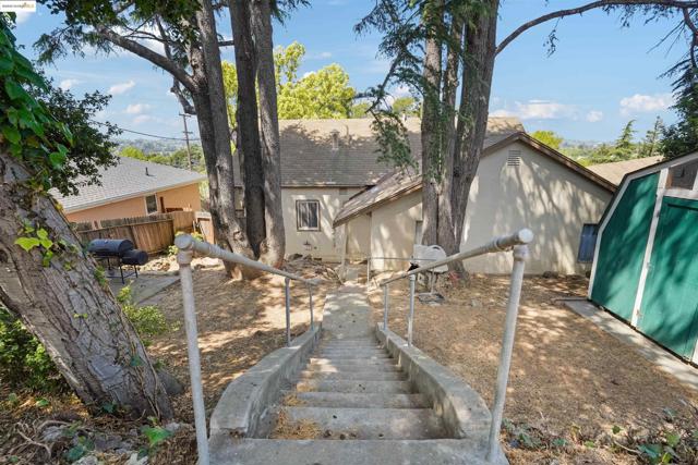 120 Sunset Ave, Vallejo CA: https://media.crmls.org/mediaz/c3619141-a25e-4ade-88f1-297ee760a8eb.jpg
