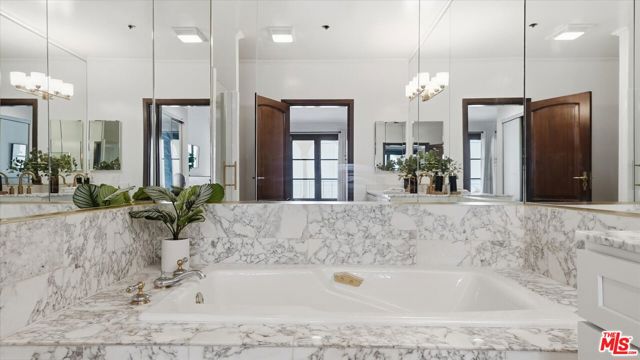 9249 Burton Way, Beverly Hills CA: https://media.crmls.org/mediaz/c3625a67-e3ed-439e-a4fc-096141852d6c.jpg