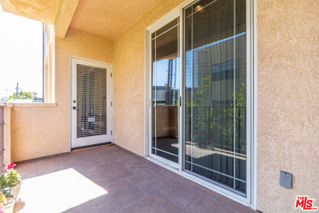 5132 Maplewood Avenue, Los Angeles CA: https://media.crmls.org/mediaz/c3636b04-1578-4f02-94a0-8f8caaca8ef8.jpg