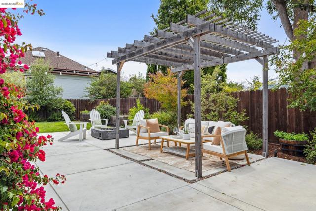 617 59th St, Oakland CA: https://media.crmls.org/mediaz/c363f698-5951-43e9-a024-4801b6490f56.jpg