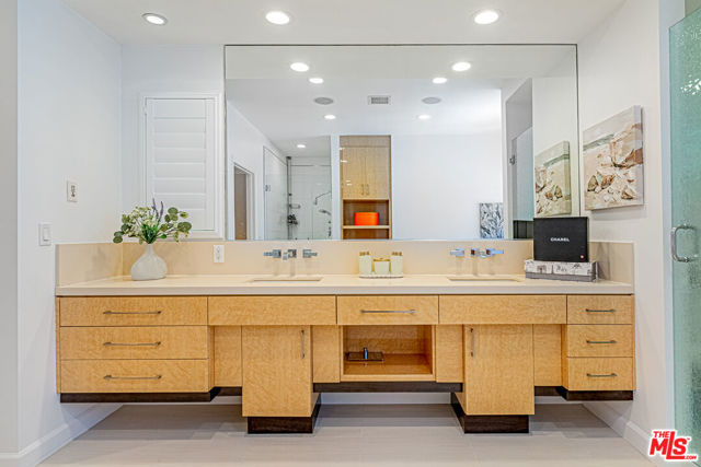 10611 Ashton Avenue, Los Angeles CA: https://media.crmls.org/mediaz/c3654509-ac95-4717-9bf3-6096b4331b5d.jpg