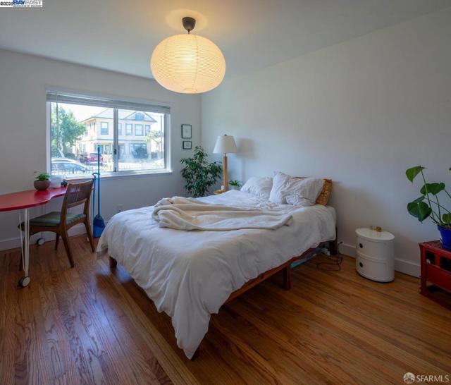 537 Pacific Avenue, Alameda CA: https://media.crmls.org/mediaz/c3664ec7-295c-4097-af4c-aece6b4cda98.jpg