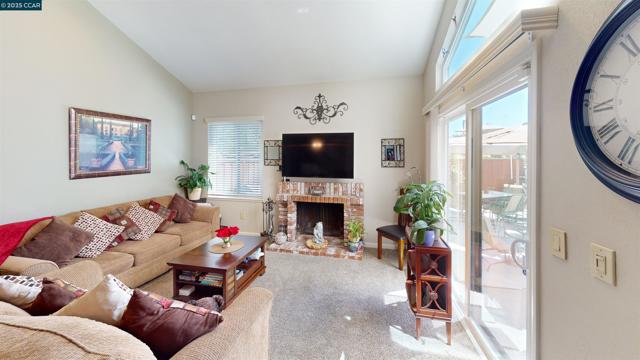 9 Aquamarine Ct, Hercules CA: https://media.crmls.org/mediaz/c366b3c2-cdc9-476c-830f-98ebe2370bfc.jpg