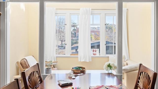 1621 E 38Th St, Oakland CA: https://media.crmls.org/mediaz/c3673c90-1b3d-4343-aca7-64310222b8e5.jpg