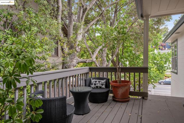 679 Mandana Blvd, Oakland CA: https://media.crmls.org/mediaz/c368d89c-1db6-4813-a82b-bc1a153393c7.jpg