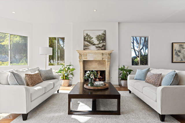 13045 Ripple Creek Lane, Camarillo CA: https://media.crmls.org/mediaz/c36a16bb-699b-4516-9354-4d4a8a839149.jpg