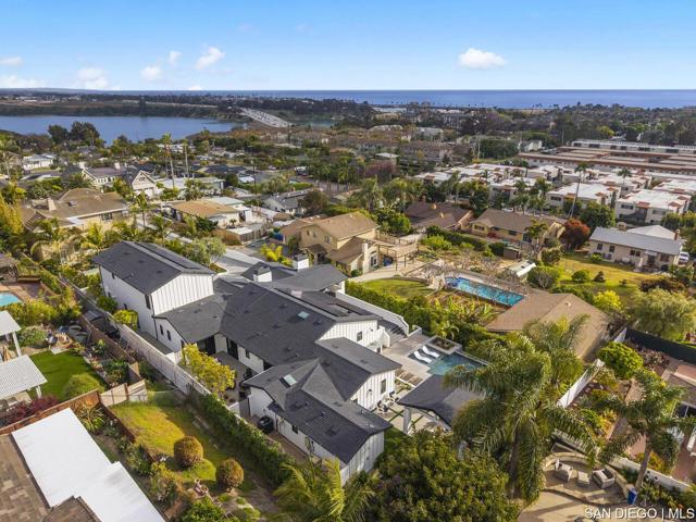 1170 Chinquapin AVE, Carlsbad CA: https://media.crmls.org/mediaz/c36ac36a-c090-48ce-86f8-c64ca3fce043.jpg