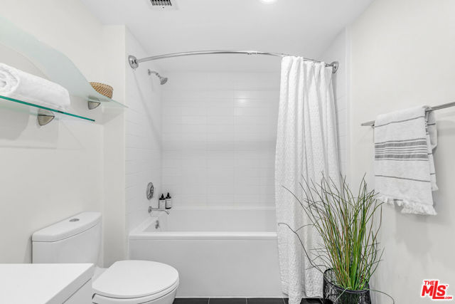 901 S Flower Street, Los Angeles CA: https://media.crmls.org/mediaz/c36b2a70-2558-414d-bfac-2c97135897ba.jpg