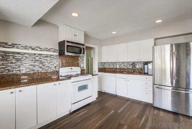 6327 Newsome Dr, San Diego CA: https://media.crmls.org/mediaz/c36b7ba6-a958-4b8b-8f9c-0d7eb55d9d32.jpg
